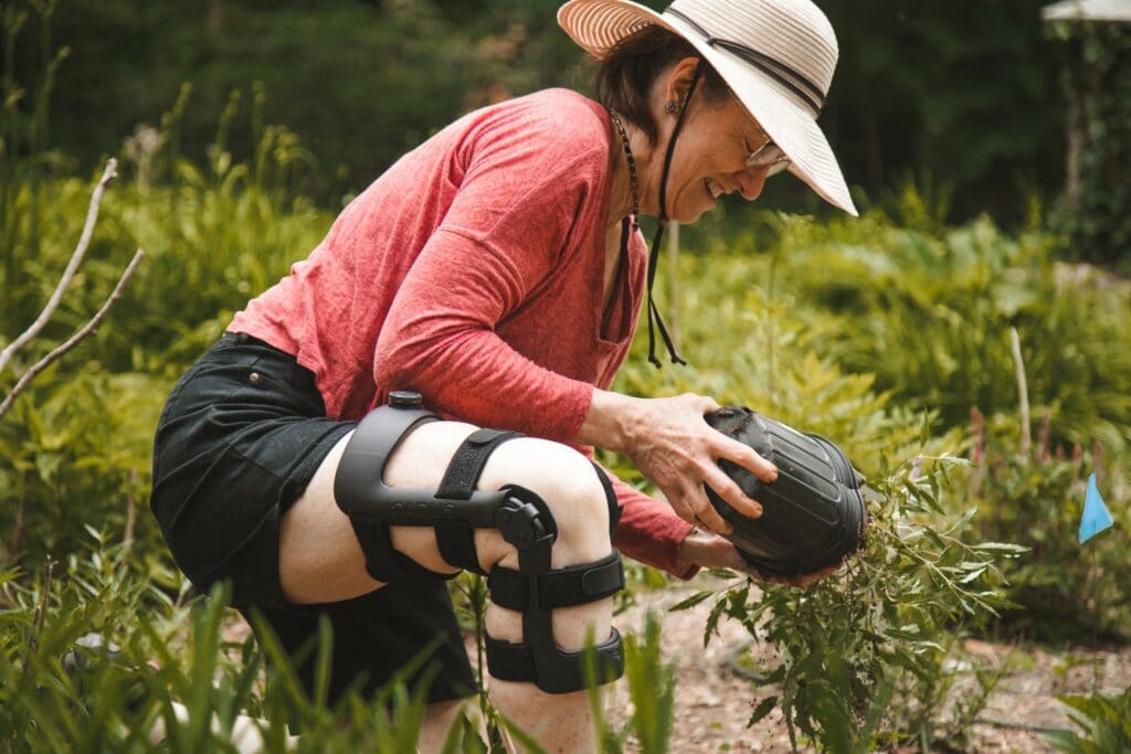 Woman using icarus knee brace