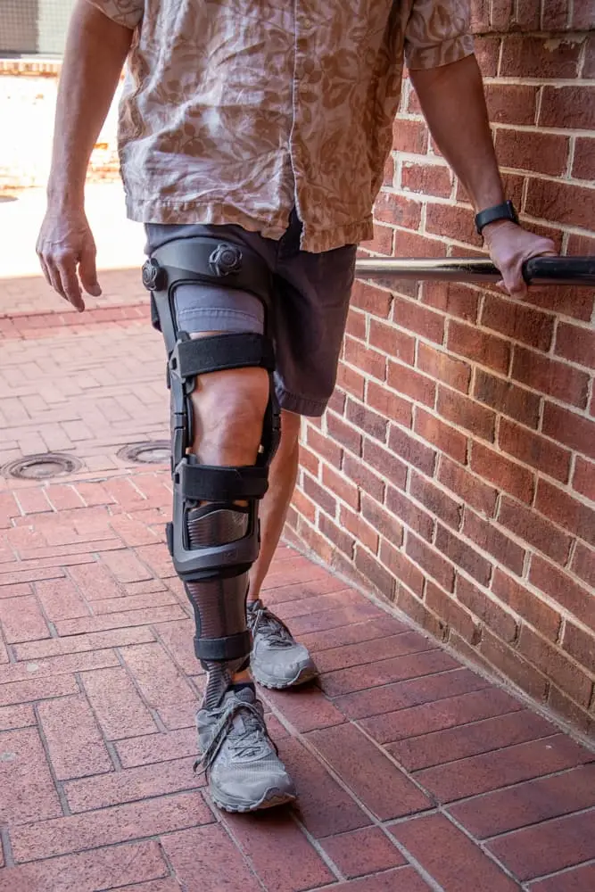 Patient with a brace featuring the Flexion Control Dial