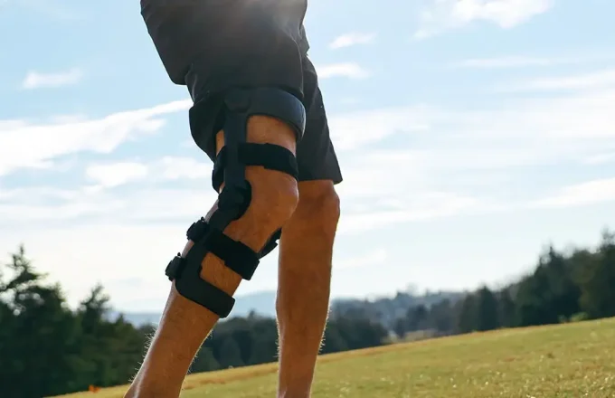 man with icarus knee brace