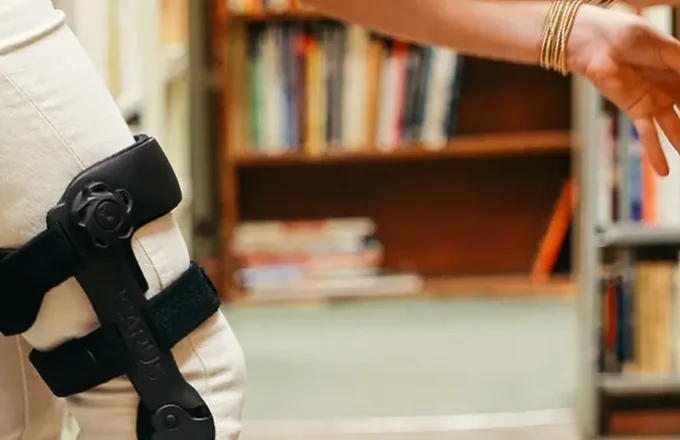 woman with an icarus knee brace